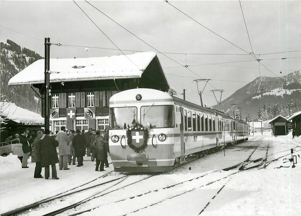 Trein op de station Lenk — 75e verjaardag — BVA, Aloys Fauquez, n°178.12 MOB - Voorkant