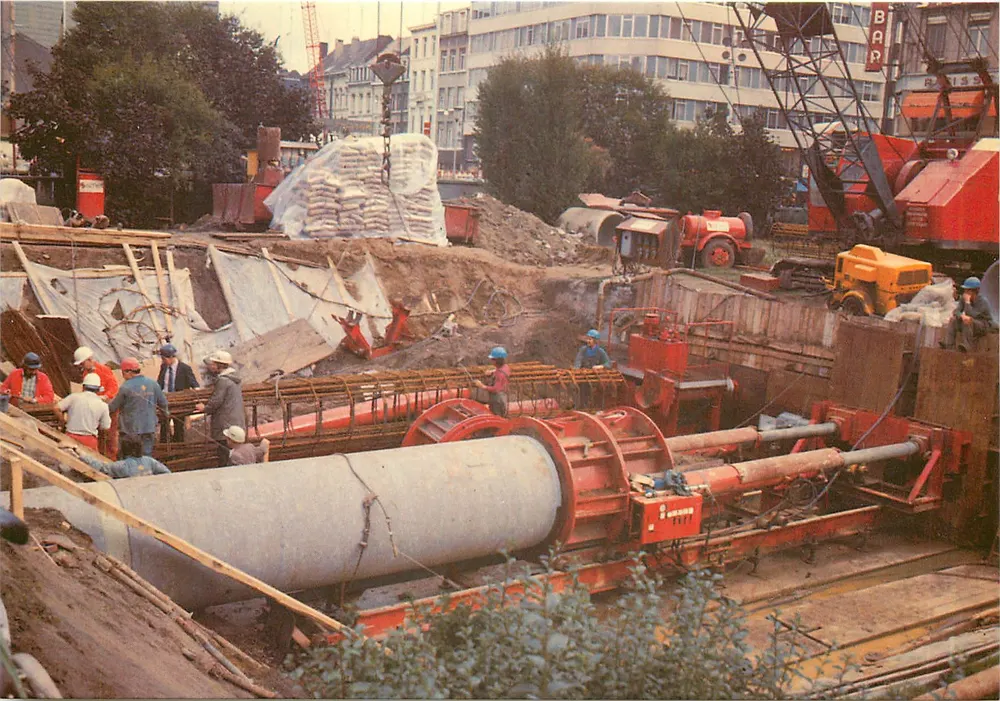 Antwerpen — Construção da laje de cobertura por encaixotamento de tubos horizontais — Ministério das Comunicações - Frente