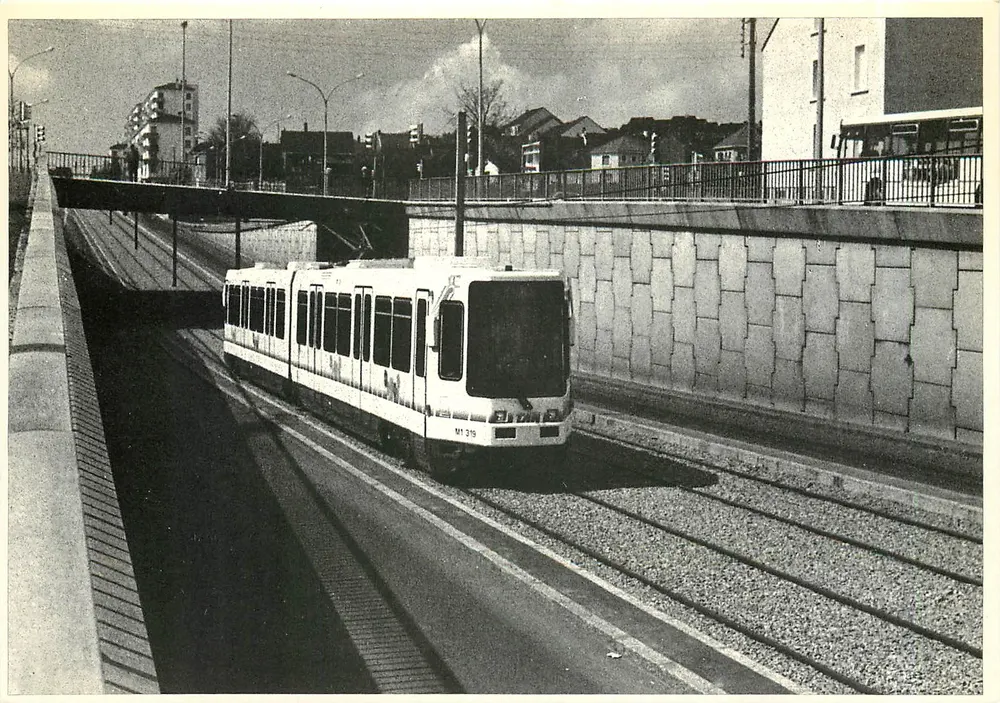 Nantes — Tramway Boulevard S.Allende — André GIEVEL - Recto