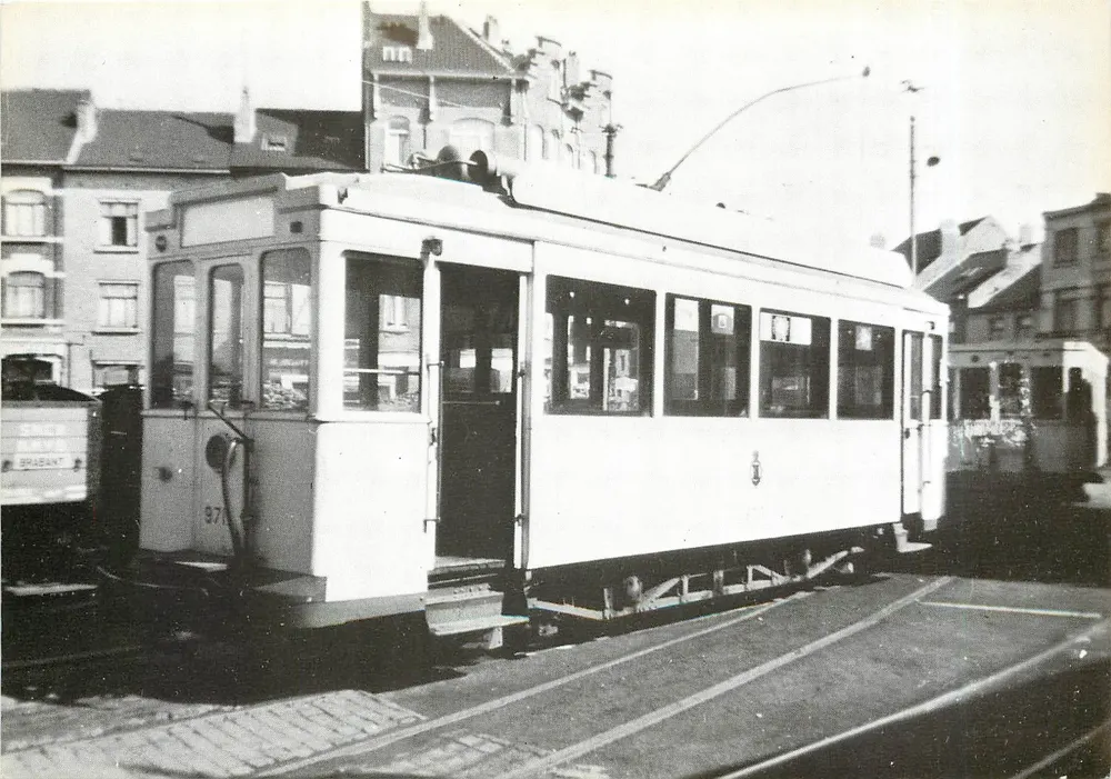 Tramway à Bruxelles — Motrice 9717 (série 9715-9728) — Éditeur Amutra - Recto