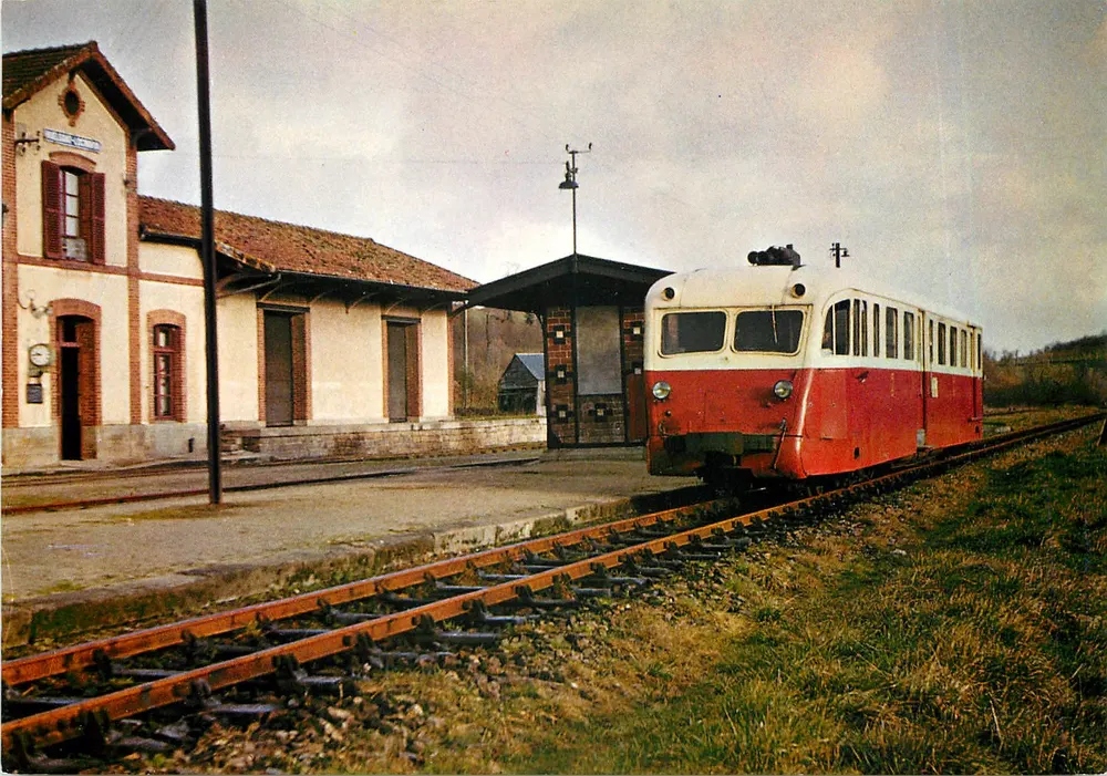 Bahnhof Dion — Dion-Autorail, Typ OC 1, ehemals Côtes du Nord Nr. 152 — Regional- und Stadtbahnen - Vorderseite