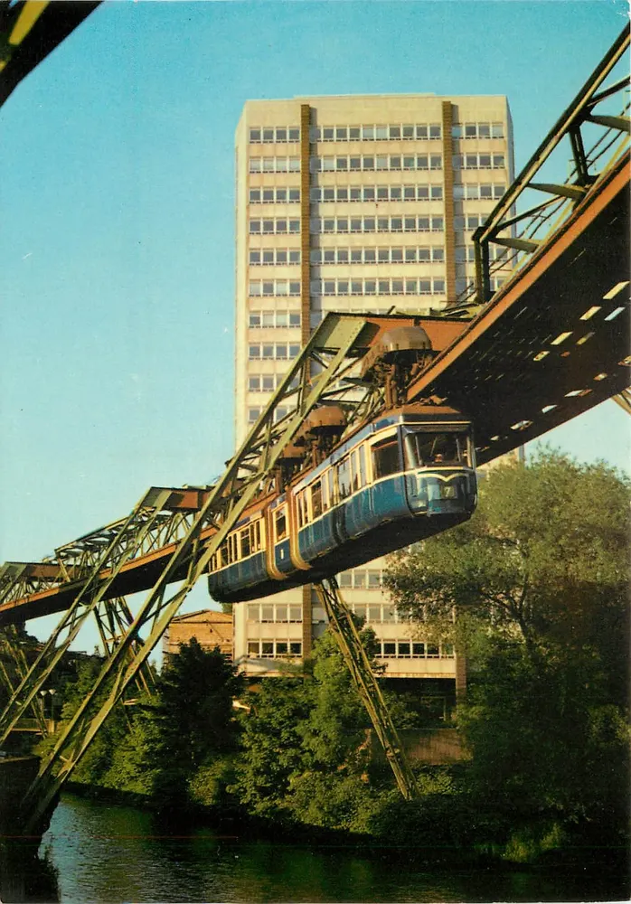 Edificio judicial de Wuppertal — con la funicular azul — Verlag Herm. Thaels, Wuppertal-Nachdr. Berg - Anverso