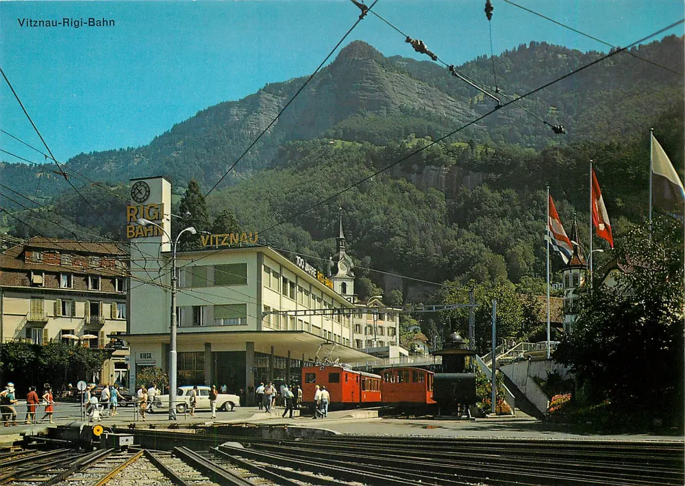 Vitznau-Rigi-Bahn — stazione di Vitznau con treno rosso e montagna in primo piano — editore A. Knecht Schwanden GL, n° 2293 - Recto