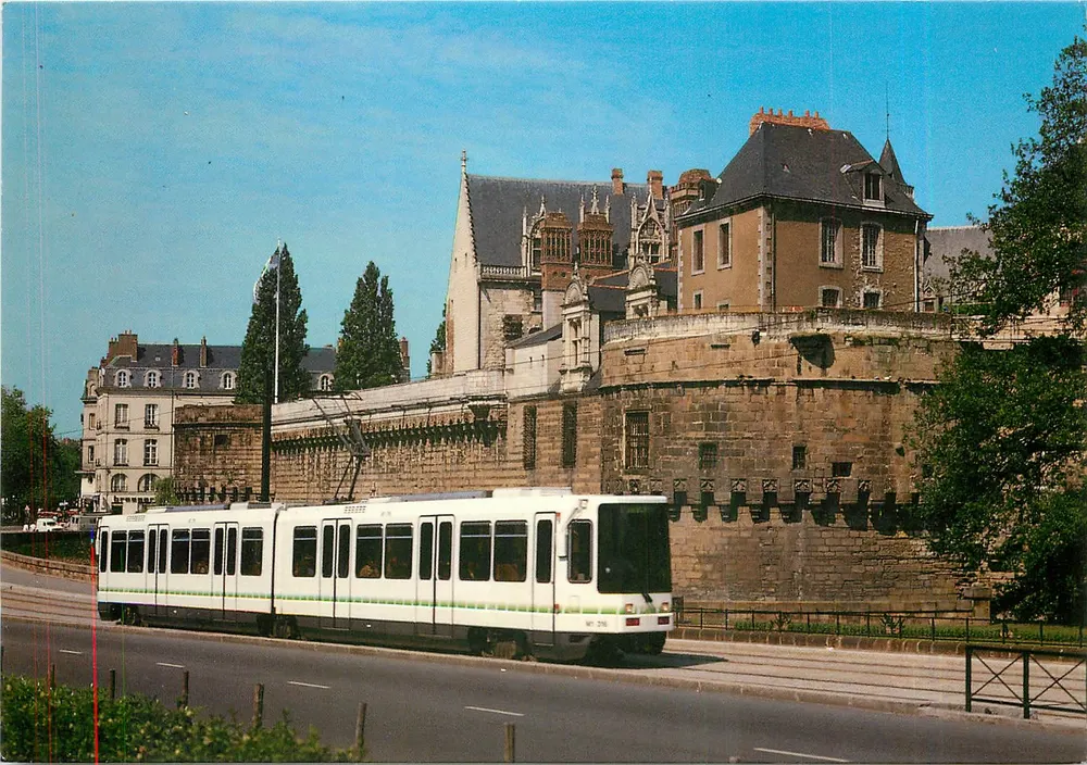 Nantes — The New Tramway in Front of the Château des Ducs de Bretagne — Les Editions du Gabier - Front