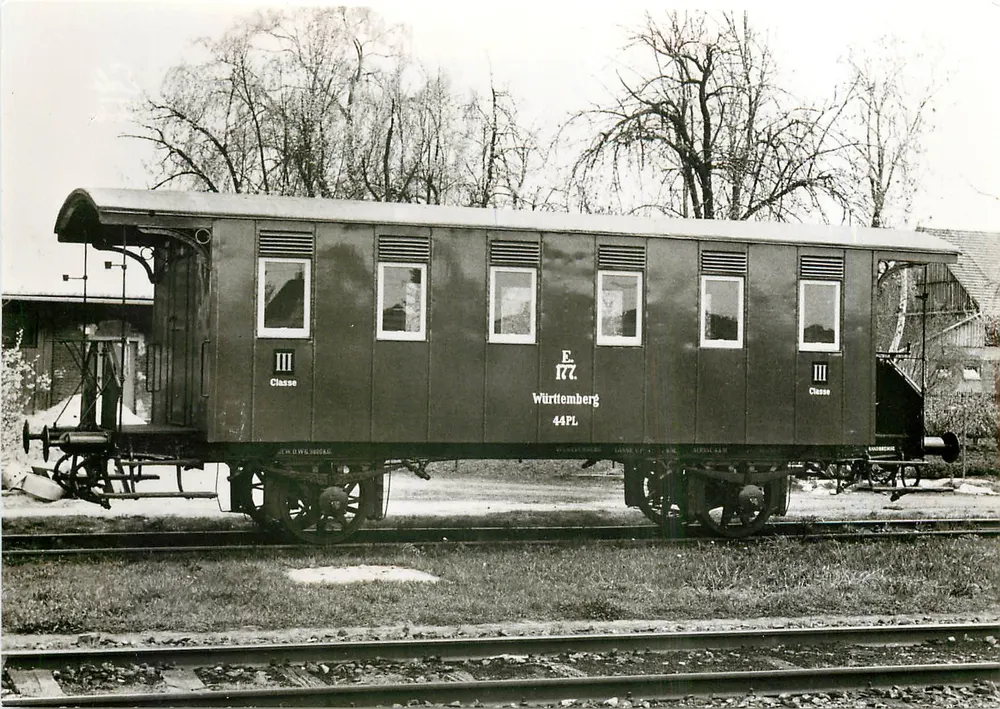 Wagons de voyageurs E 177 des chemins de fer d'État de Wurtemberg — Musée de l'histoire des chemins de fer d'Allemagne, Karlsruhe - Recto