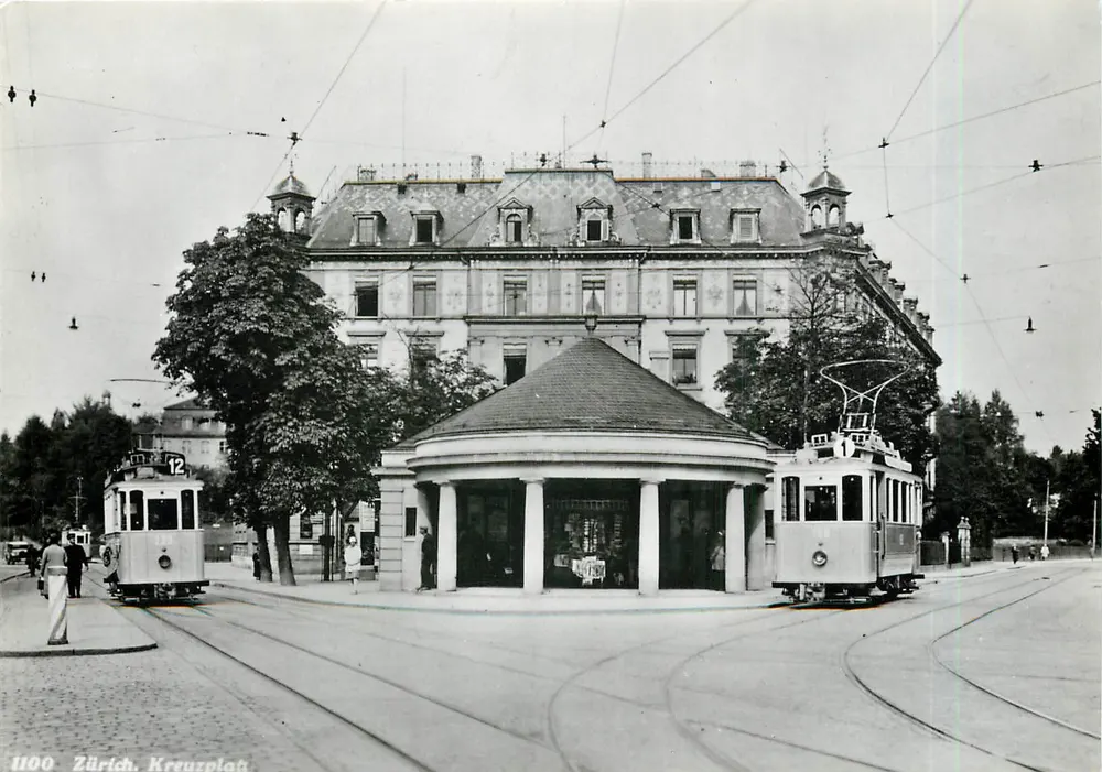 Zürich, Kreuzplatz — Straßenbahnen an der Kreuzung — DecoMat, Zürich - Vorderseite