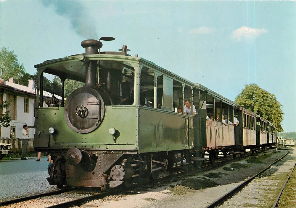 Chiemsee-Bahn — 증기 기차가 스톡 (항구) 역에 도착한 모습 — Deutsche Gesellschaft für Eisenbahngeschichte e.V. - 앞면