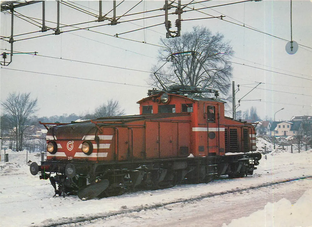TGOJ Hg 201 — locomotive électrique rouge — musée Östra Skånes Järnvägar, Hässleholm - Recto