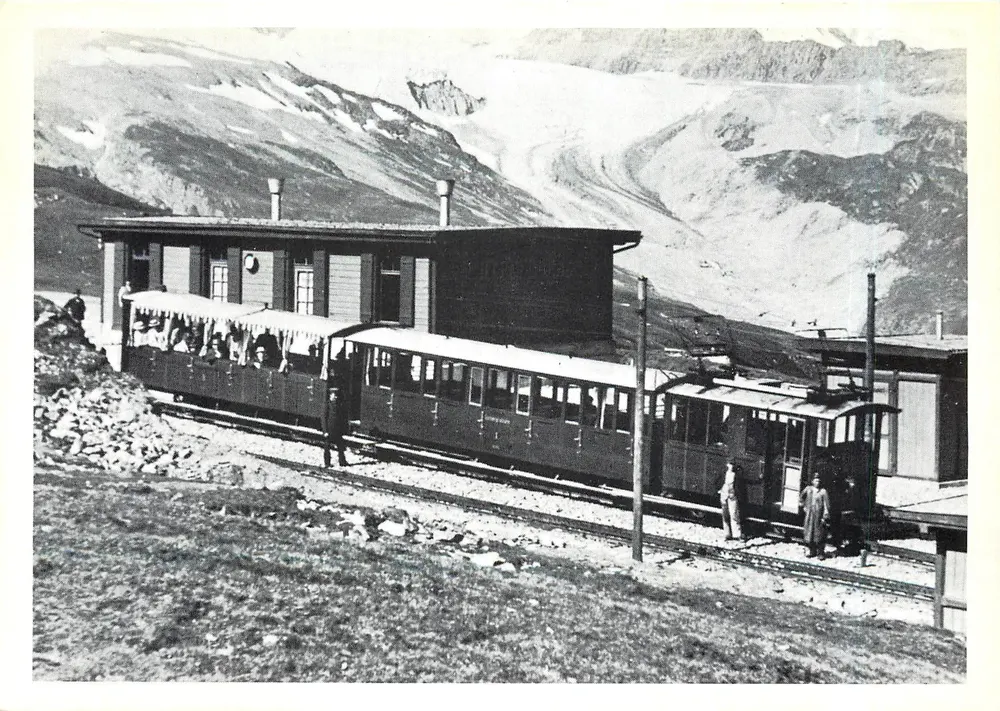 Ancienne composition Rowan du chemin de fer Zermatt-Gornergrat à la station de Riffelberg — (Coll. Schetty) — Éditions des Amis du Rail, CH 1860 Aigle - Recto