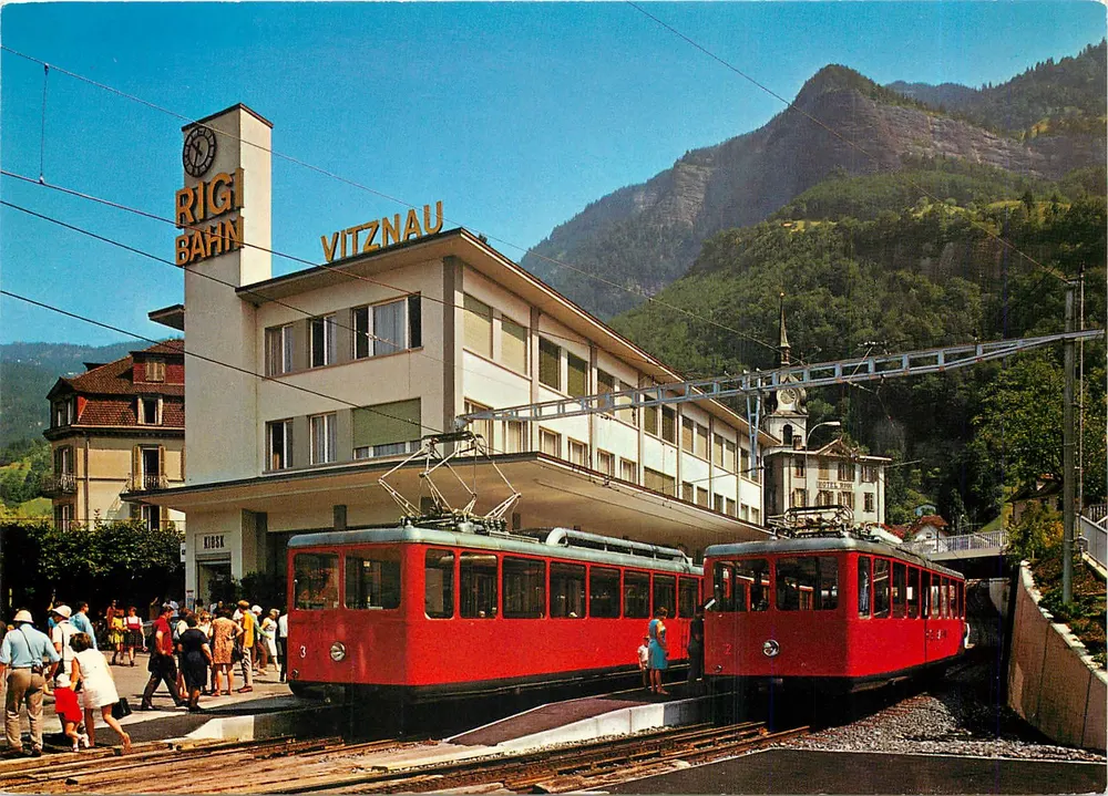 Vitznau-Rigi-Bahn — station avec deux tramways rouges — Photoglob-Wehrli AG, Zürich - Recto