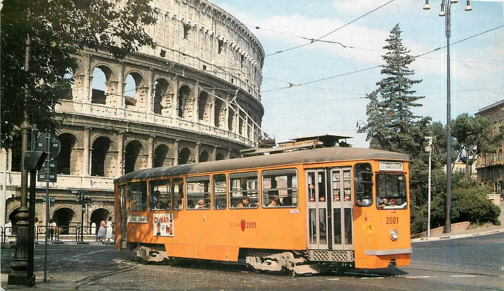 रोम में कोलोसियम — ट्रैम नंबर 2001 — ATAC - आगे