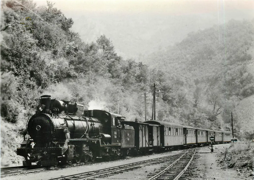 Train à voie étroite en Yougoslavie — locomotive 85-039 — éditeur D. Schlicht, n° 1072/75 - Recto
