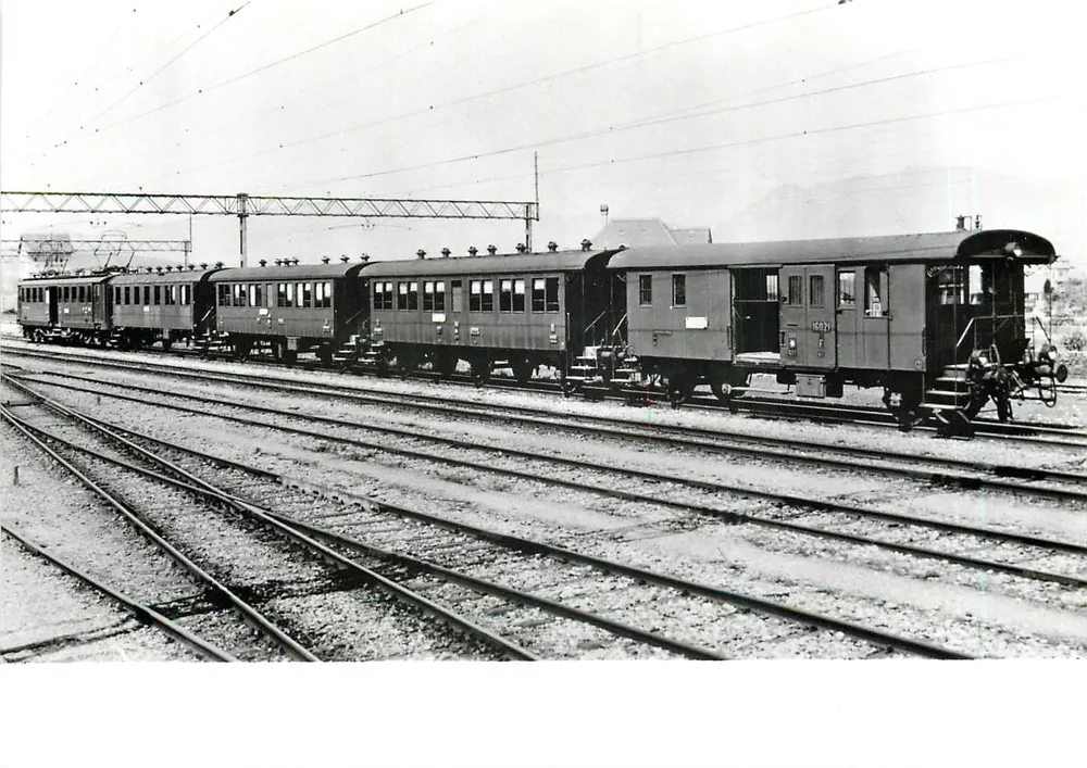 1924/25 के आसपास ट्रेन-नौकरों के शुरुआत — सी 4/6 ऑटोमोट्रिस और एफ 16021 के एफिज़ ट्रांसफॉर्म ट्रेन के साथ — फोटो सीबी/सीएफएफ, नंबर 201 - आगे