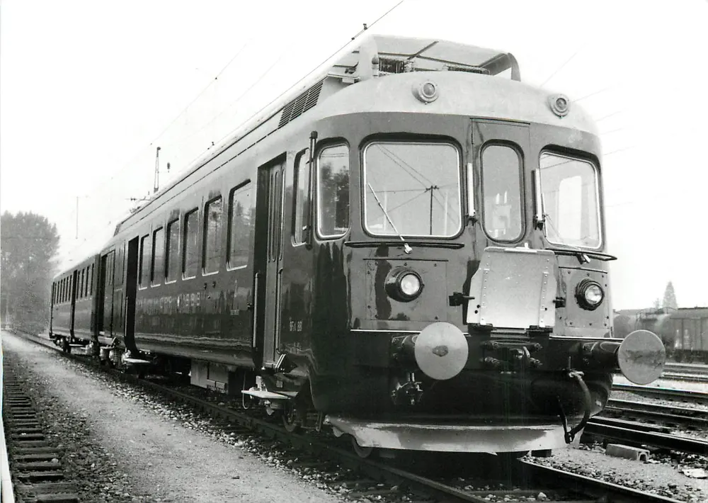 इलेक्ट्रिक ट्रेन SBB-CFF — BDc 4/4 II 1301, 1302 / ABt 1801, 1802 — जेनेवा-ला प्लेन - आगे