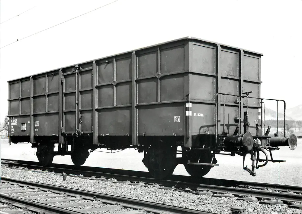 खुला ट्रेन वाहन ऊंची दीवारों के साथ — SBB/CFF Fbk 21 85 606 8991 — संख्या 317 - आगे