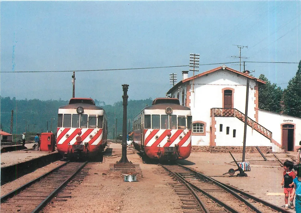 Gare de Cantinha — deux trains à rayures rouges et blanches — édition du Club Historiador de Cantigos - Recto