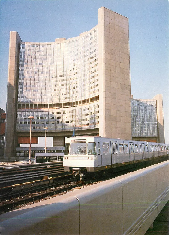 Vienna International Centre — U-Bahn double-decker train — Wiener Stadtwerke - Recto