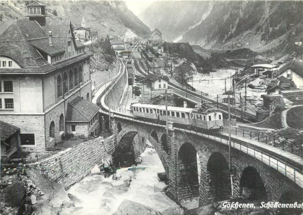 Göschinen, Schöllenenbahn — SchB-Zug sul Reussviadukt — Foto Seyller - Recto