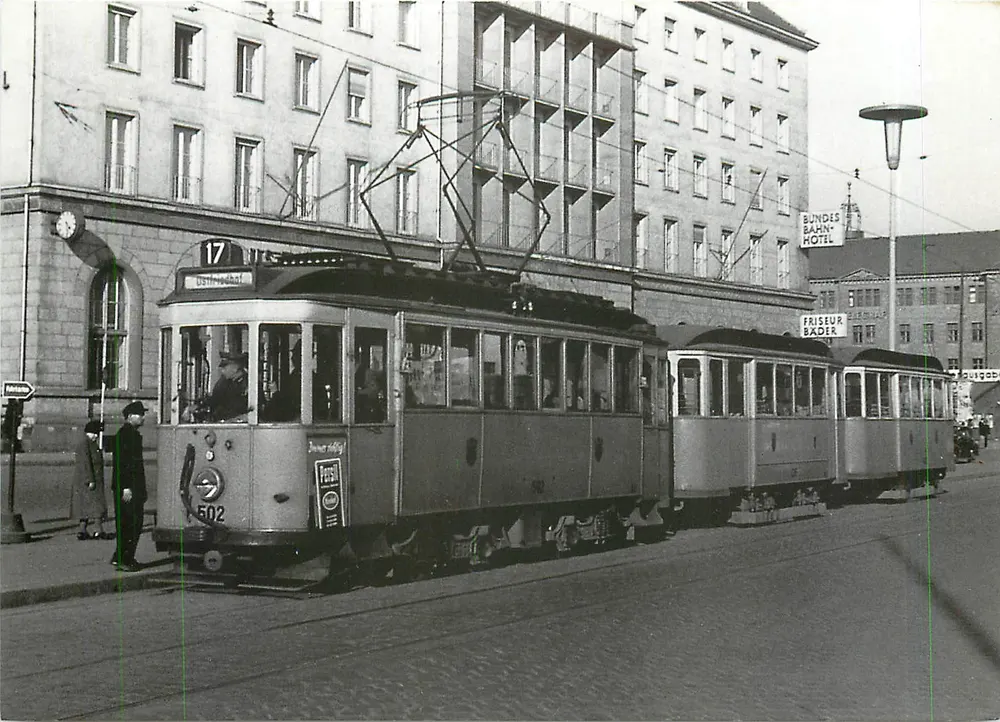 Tramway 502 com 2 composições em Munique Hauptbahnhof — 23.03.1953 — editor JACOBI - Frente