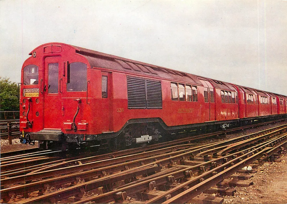 स्टैंडर्ड ट्यूब स्टॉक 1931 के ट्रेन — लंदन ट्रांसपोर्ट — संख्या 3219 - आगे