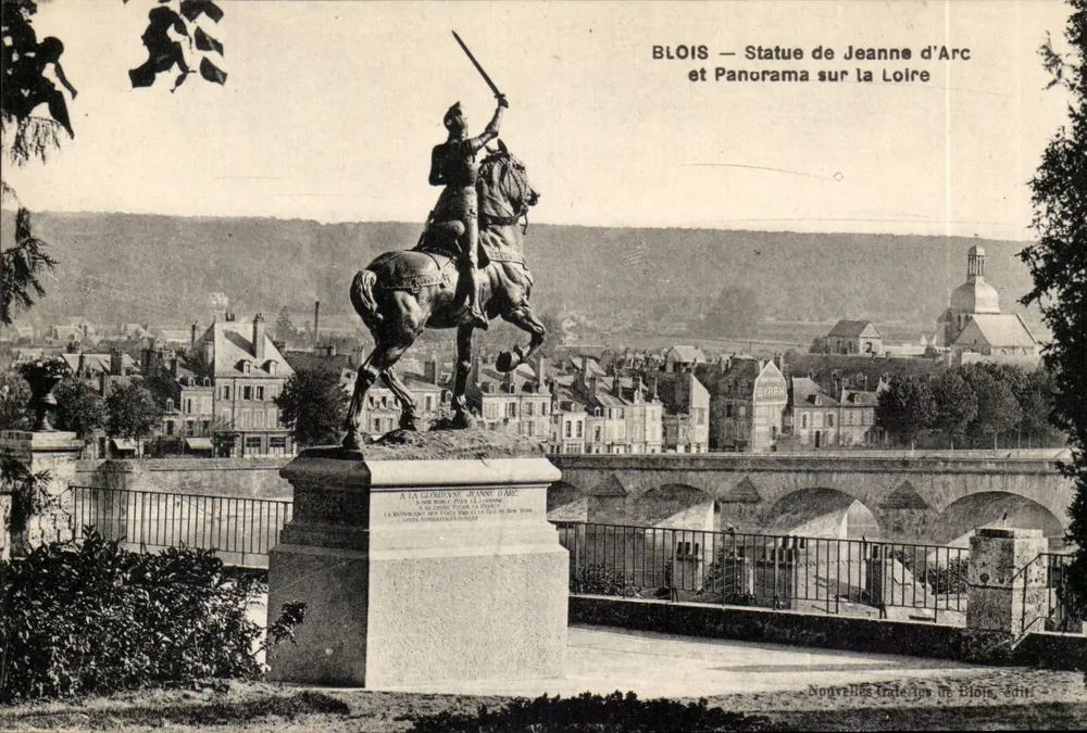 Blois — Statue de Jeanne d'Arc et Panorama sur la Loire — Nouvelles Imprimeries de Blois, édit. - Recto