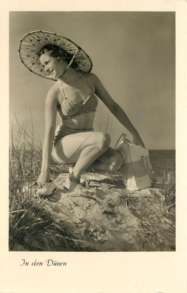 Femme en maillot de bain — sur les dunes — Geb. Galloff, Magdeburg, n° 4075 - Recto