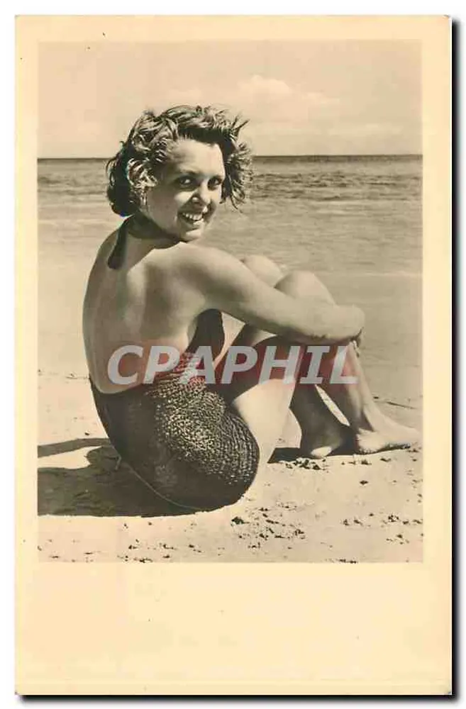 Lächelnde junge Frau am Strand — Verlag VEB Volk Kunstverlag, Berlin-Mahlsdorf, Nr. 608 - Vorderseite