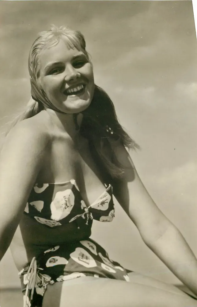 Femme souriante en maillot à motifs — série III/18/6 T 201/58 - Recto