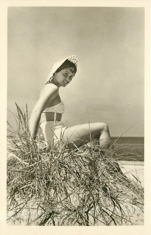 Femme en maillot de bain — sur une dune de sable — VEB Volk Kunstverlag Eichenbach, V-11-28 A 246/56 DDR - Recto