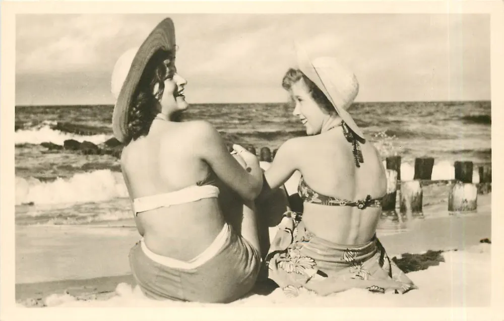Deux jeunes femmes en maillots de bain — plage — E. Schuiz & Söhne-Verlag - Recto