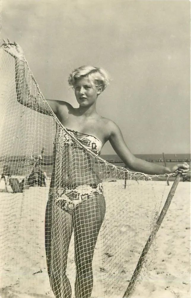 Femme en maillot de bain — sur plage avec filet de pêche — Blitz-Verlag Leipzig C 1 - Recto