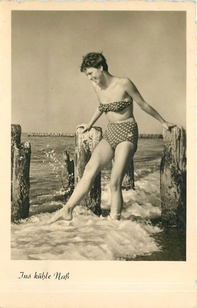 Femme en maillot à pois — entrant dans l'eau — IV-14-45 - Recto