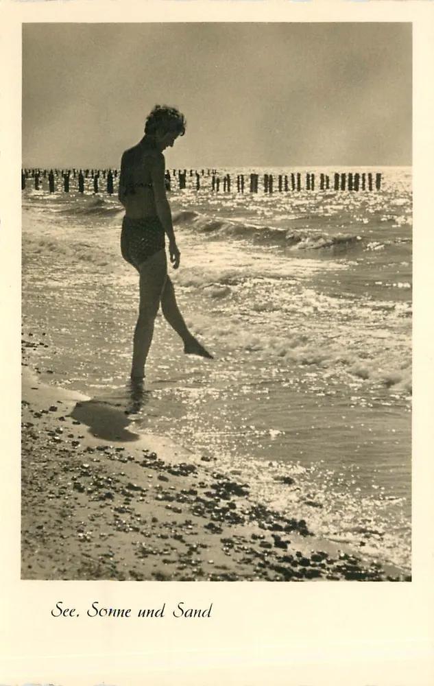Femme en maillot de bain — plage avec jetée — Gebr. Carloff, Magdeburg, n° T 115/56 - Recto