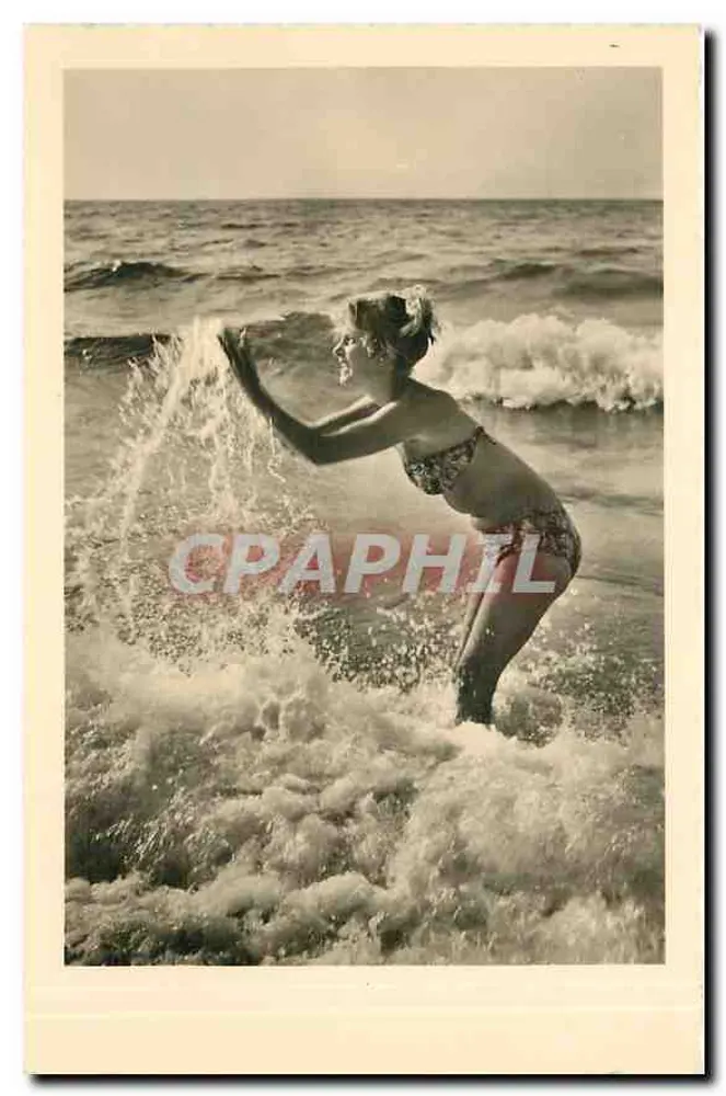 Femme en maillot de bain jouant dans les vagues — Éditeur : Gebr. Gauloff, Magdebourg, n° 8 - Recto