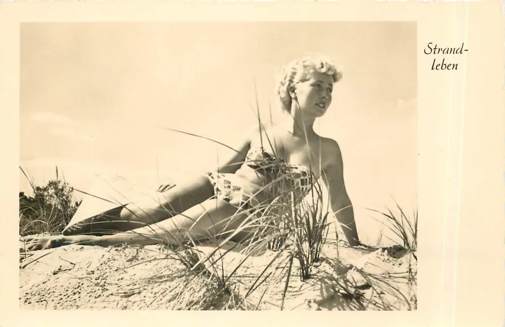 Femme en maillot de bain — plage de dunes — Strand-Leben - Recto