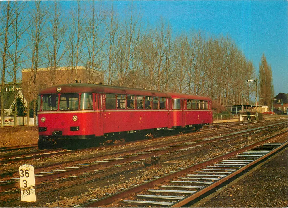 DB Schienenbus 795 627-9 — MAN, Büssing 1955 — der Bahnhofladen - आगे