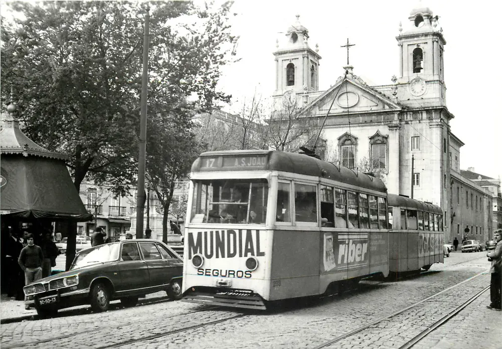 Tramway ligne 17 à Lisbonne — devant l'église de São João — éditeur Ernst B. Leutwiler, n° 901-7 - Recto