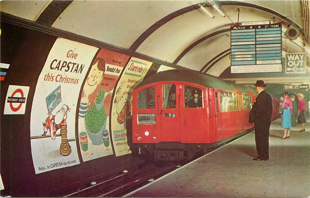 Piccadilly Circus — Station du métro londonien — Natural Colour Series, The Photographic Greeting Card Co. Ltd., Londres - Recto