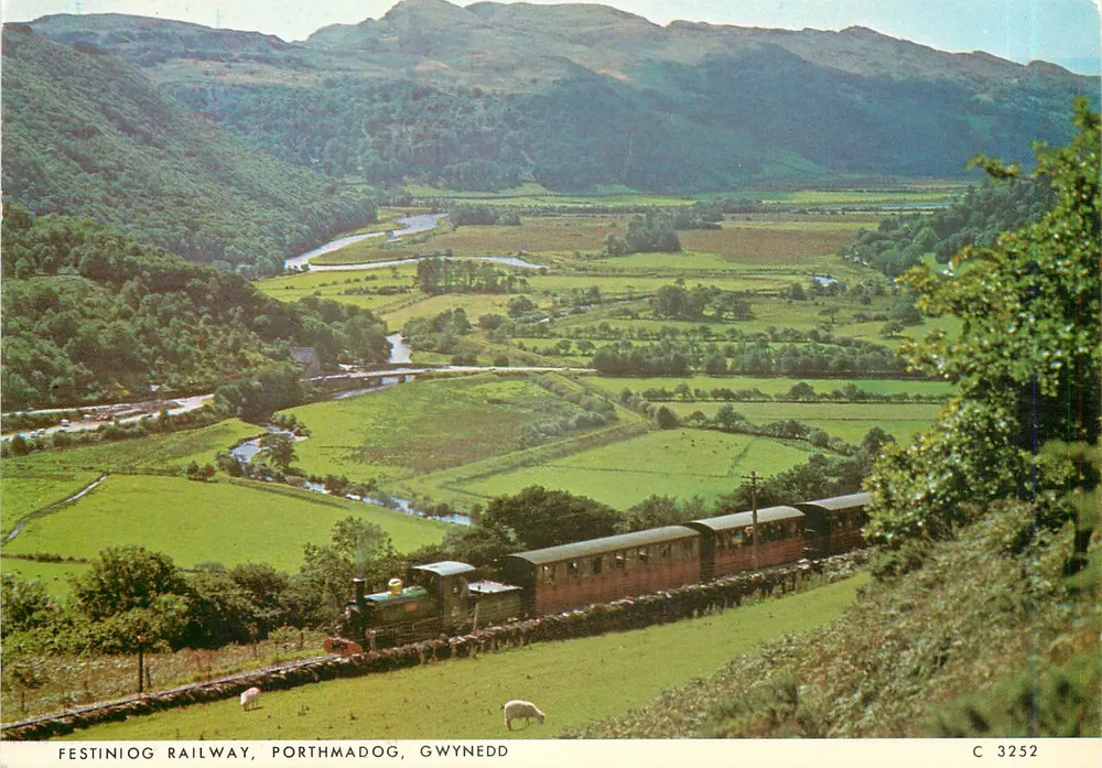 Festiniog Railway, Porthmadog, Gwynedd — vista panoramica con treno e valle — editore C 3252 - Recto