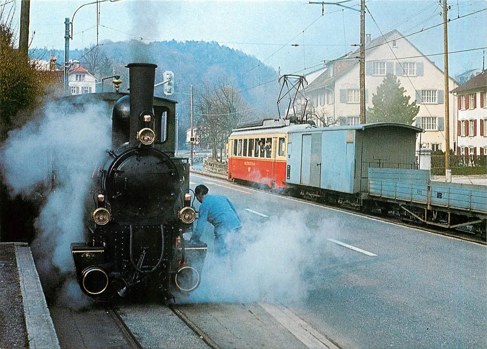 Dampfzug auf dem Stumpengleis in Niederdorf — Kreuzung mit Güterzug — Druck: Dietsch / As. 4437 Waldenburg - Recto