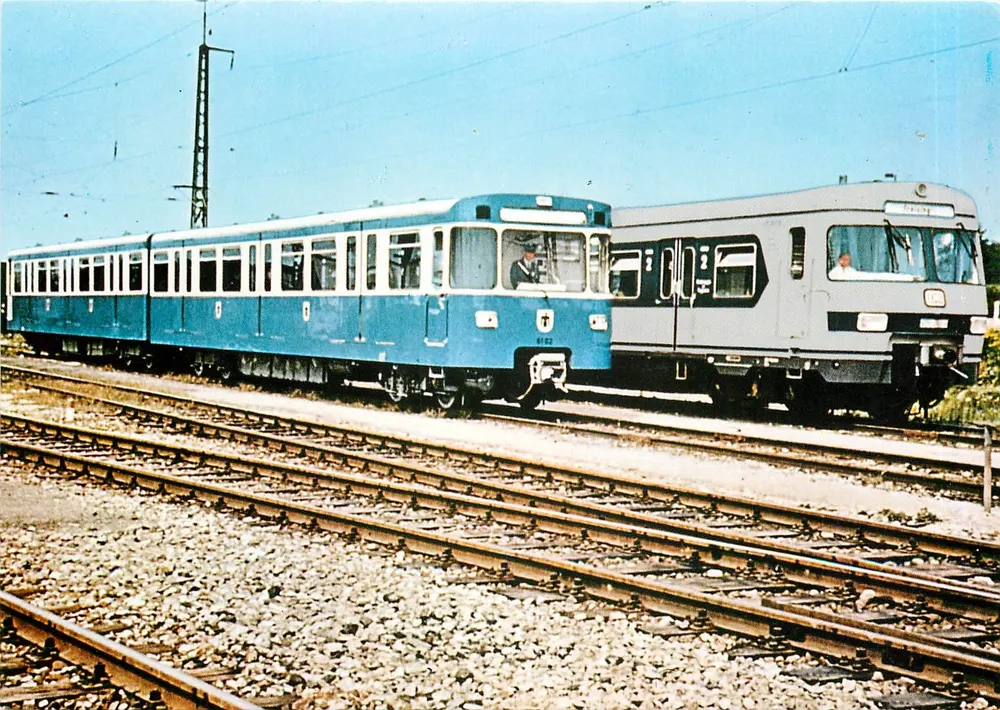 Duas composições de metrô em Munique — U-Bahnwagen 6102/7102 e S-Bahnwagen 420 002-8 — n° 6012/76 - Frente