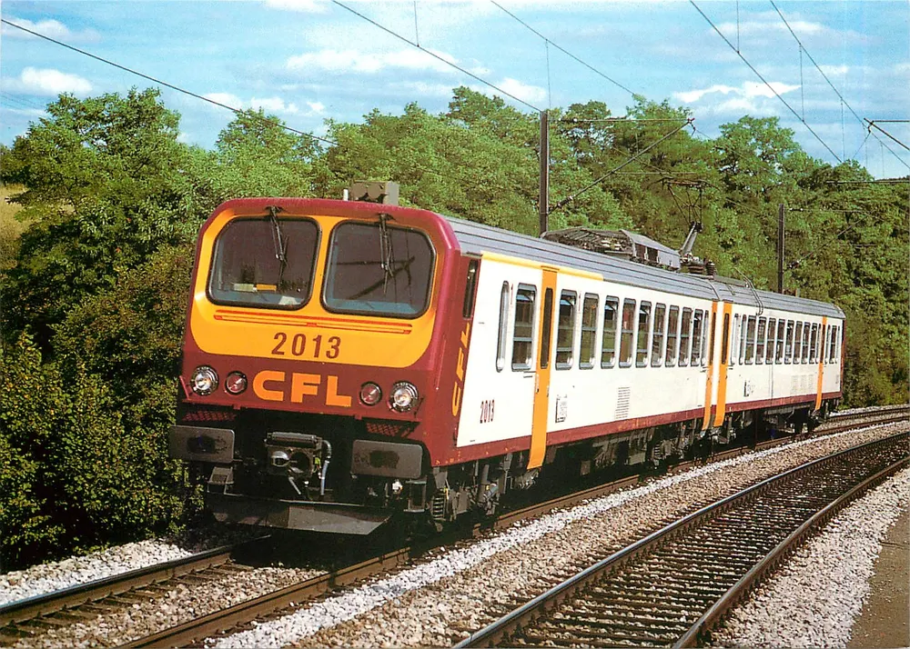 CFL, elektryczna lokomotywa serii 2000 blisko Wasserbillig — fotografia Wolfgang Walper — wydawca der bahnladen, nr 11055/92 - Awers