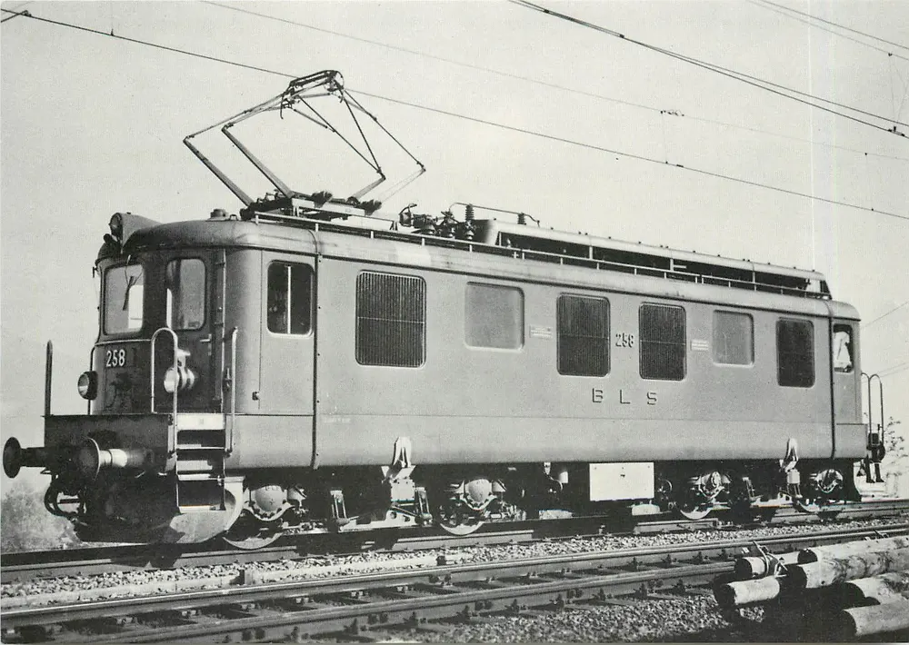 BLS-Lokomotive Ae 4/4 — BERN-LÖTSCHBERG-SIMPLON — BLS-Lokomotive Ae 4/4 — Section Publicity (Photo W. Ritschard) - Front