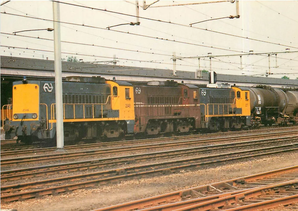 3 locomotives diesel NS — type 2200/2300 — Almelo — Realix Fotocards - Recto