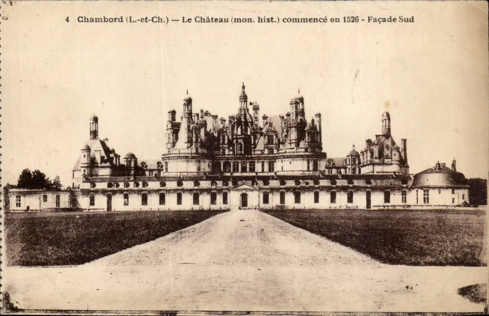 Chambord (L.-et-Ch.) — Le Château (mon. hist.) commencé en 1526 - Façade Sud - Recto