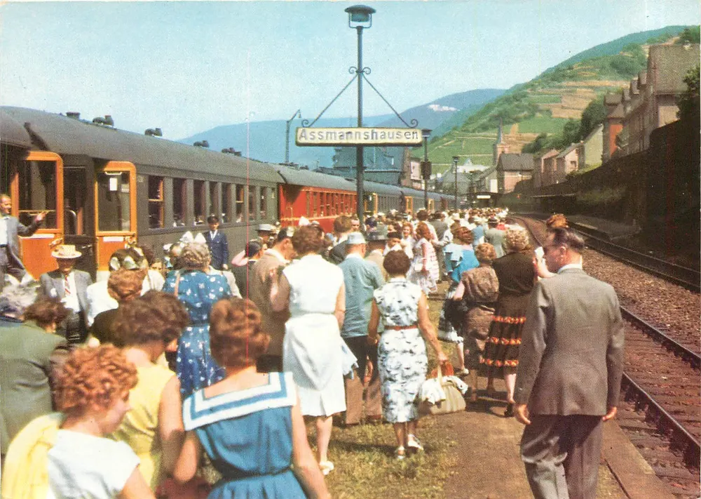 Assmannshausen — Eisenbahnstation mit Reisenden - Vorderseite
