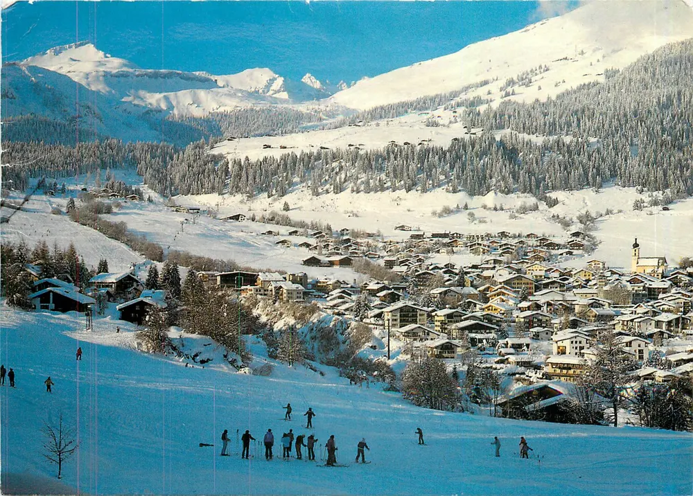 Flims — Skifläche in Waldhaus und Flims-Dorf im Blickfeld des Skigebiets von Foppa und Nagiens — Photohaus Geiger, 7018 Flims-Waldhaus - Vorderseite