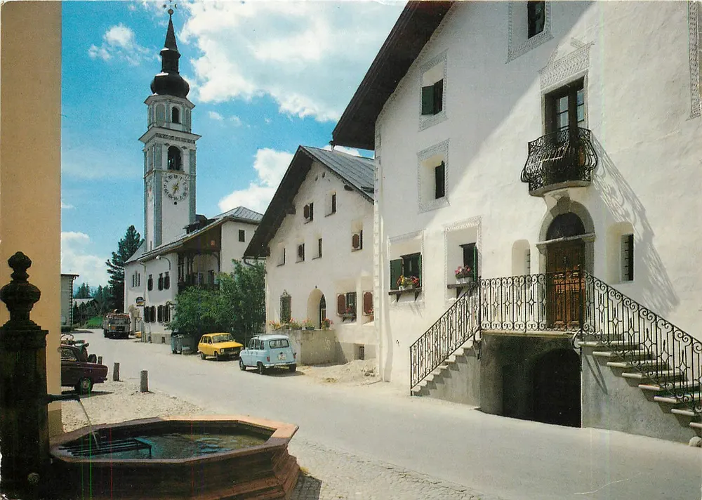 Bever (1714m) – Oberengadin — Dorfpartie mit Restaurant Crasta Mora und Kirche — Helvetia 50 - Recto