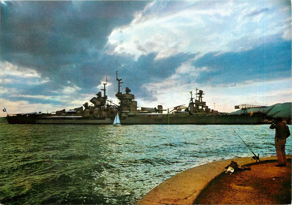 Toulon — Porto militar com cruzador — Éditions Gai Soleil, Toulon - Frente