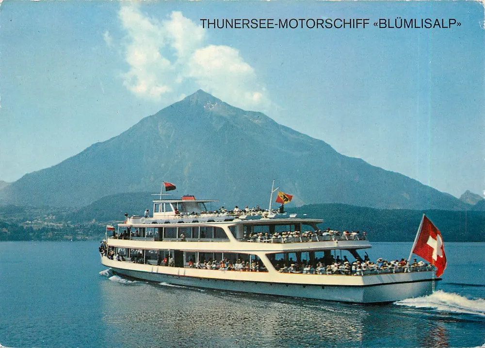 Thunersee-Motorschiff «Blümlisalp» — montanha no fundo — Foto Arthur Gaur, Oberhofen-Thun - Frente